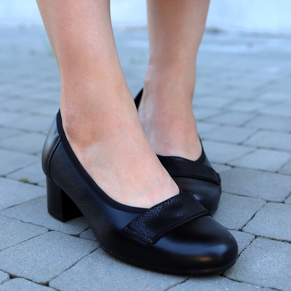 Човники жіночі шкіряні з декоративним ремінцем на колодці