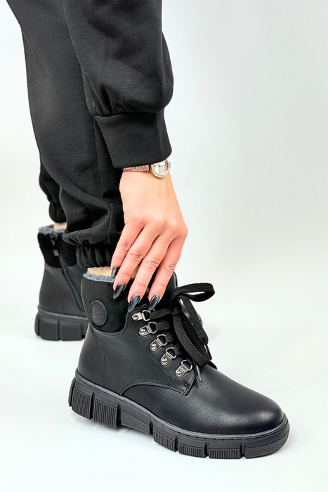 Бежеві жіночі утеплені ботильйони на платформі зі шнурівкою і застібкою