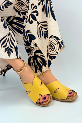 Żółte klapki skórzane na plecionym koturnie Wasak