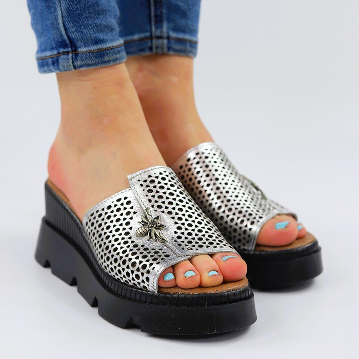 Klapki skórzane ażurowe na koturnie srebrne Loretta Vitale