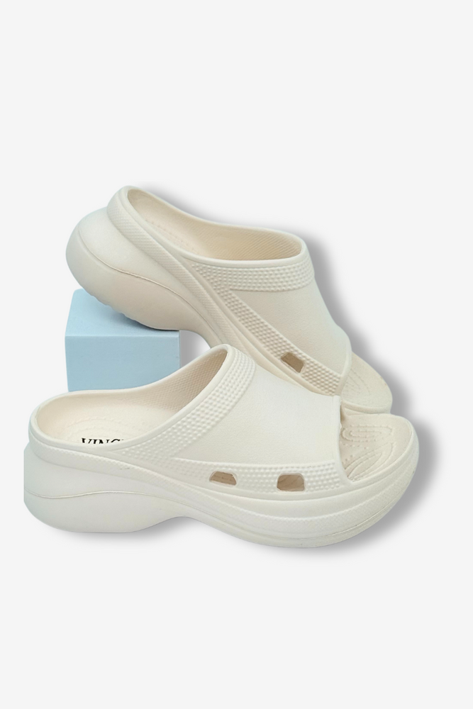 Białe klapki piankowe na platformie 