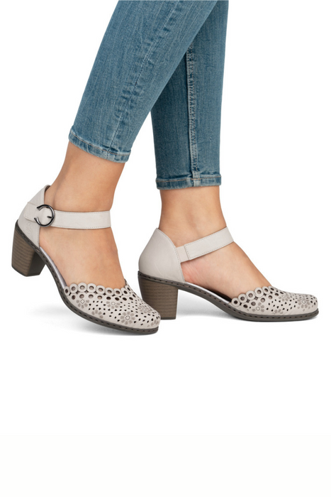 Бежеві ажурні шкіряні босоніжки на колодці