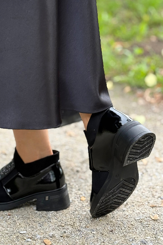 Czarne botki lakierowane i zamszu wsuwane na klocku 