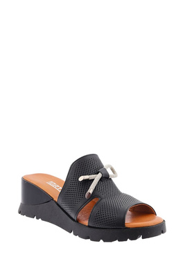 Klapki skórzane czarne perforowane na koturnie