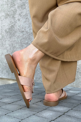 Beżowe klapki damskie zamszowe z ozdobą