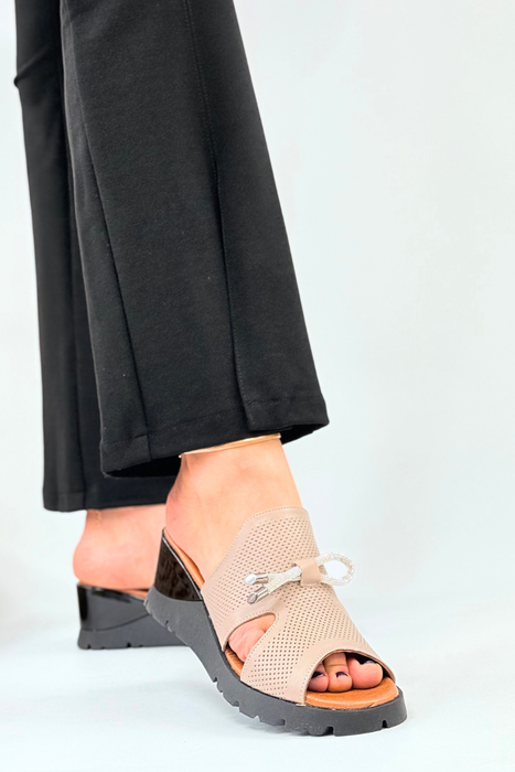 Жіночі бежеві босоніжки на танкетці з перфорацією