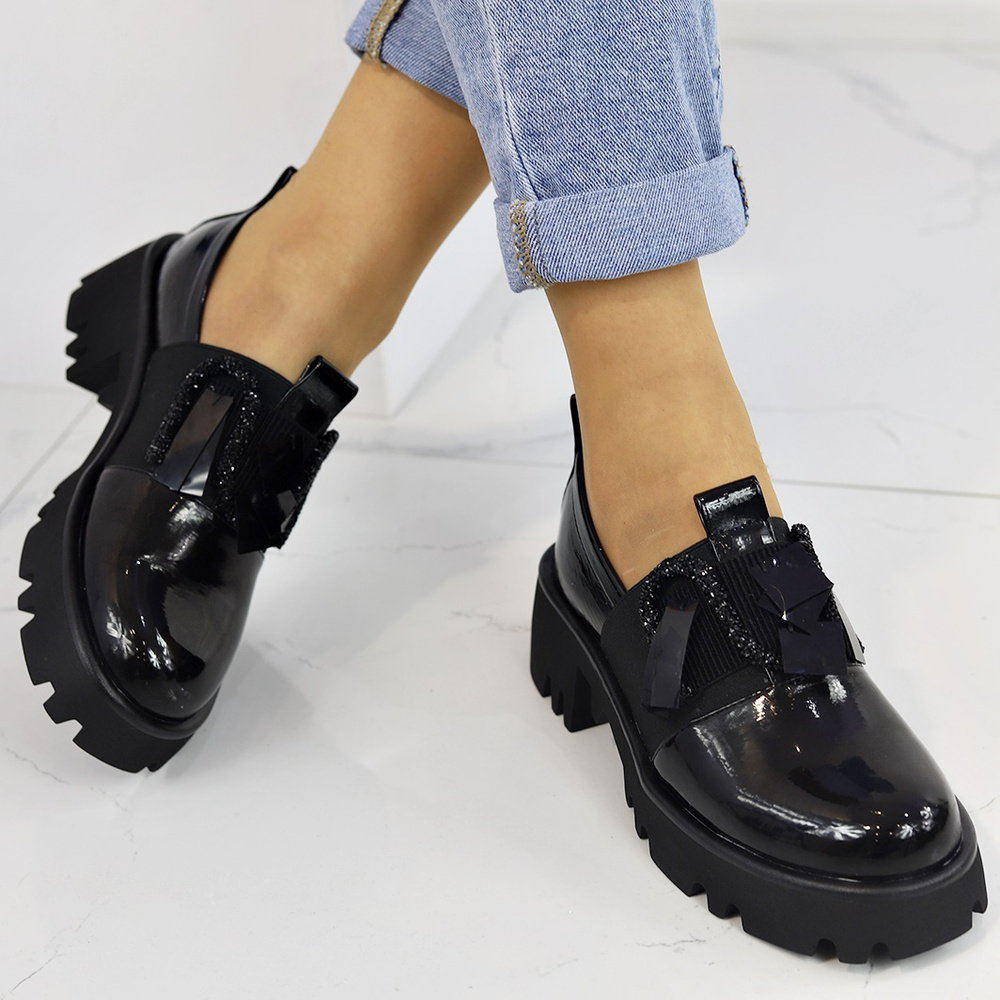 Półbuty damskie lakierowane w kolorze czarnym S.Barski