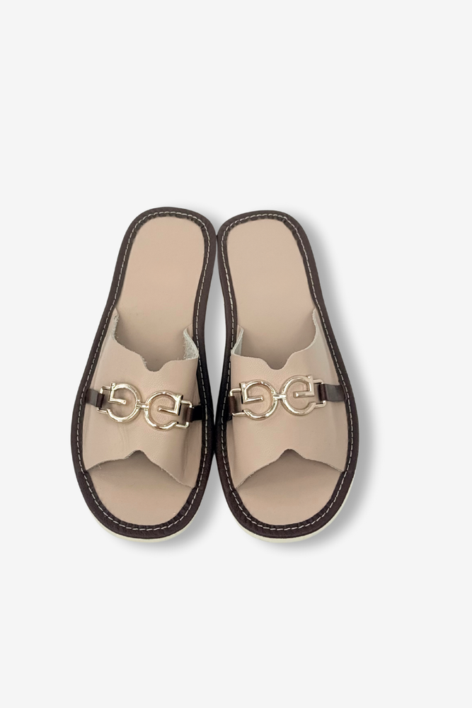 Beżowe pantofle skórzane ze złotą ozdobą