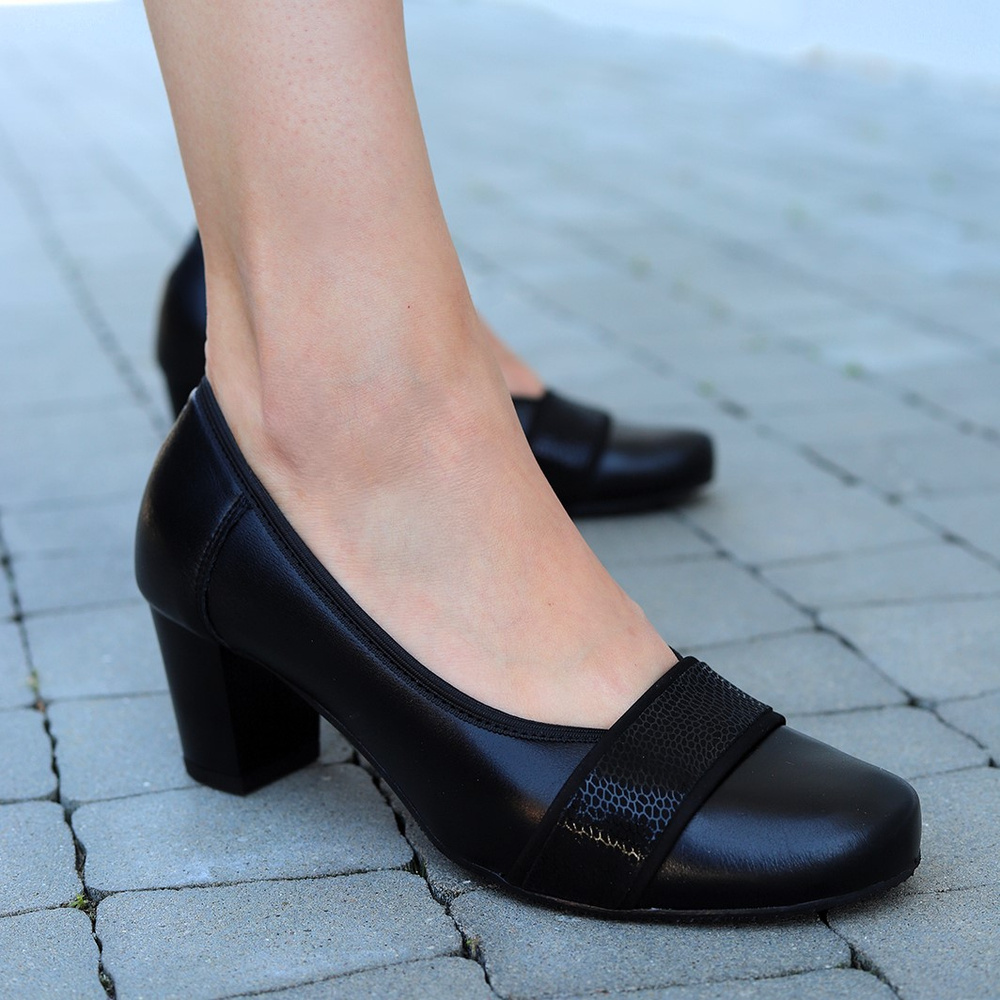 Чорні шкіряні човники польського бренду на високих підборах