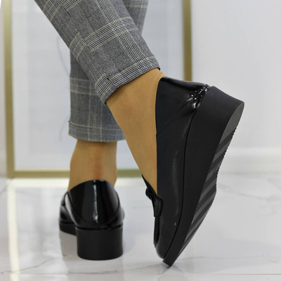 Lakierowane półbuty damskie na koturnie Vinceza