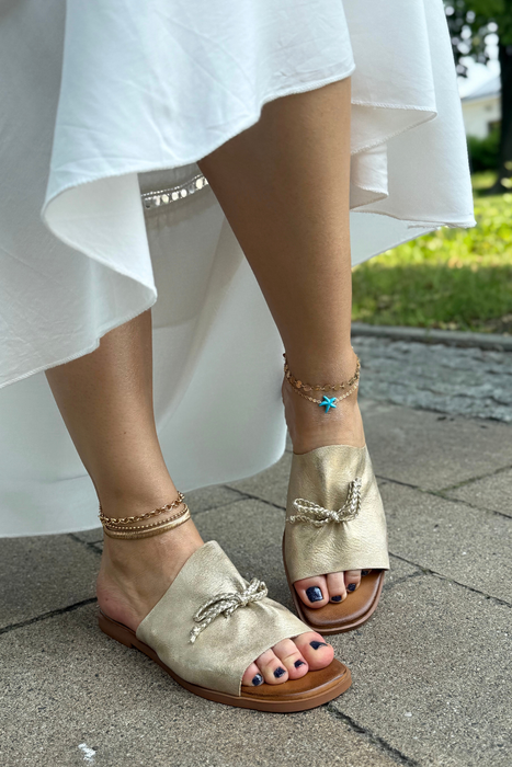 Złote klapki damskie z ekoskóry z marszczoną cholewką