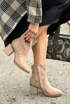 Темно-бежеві ажурні ботильйони із замшевої екошкіри