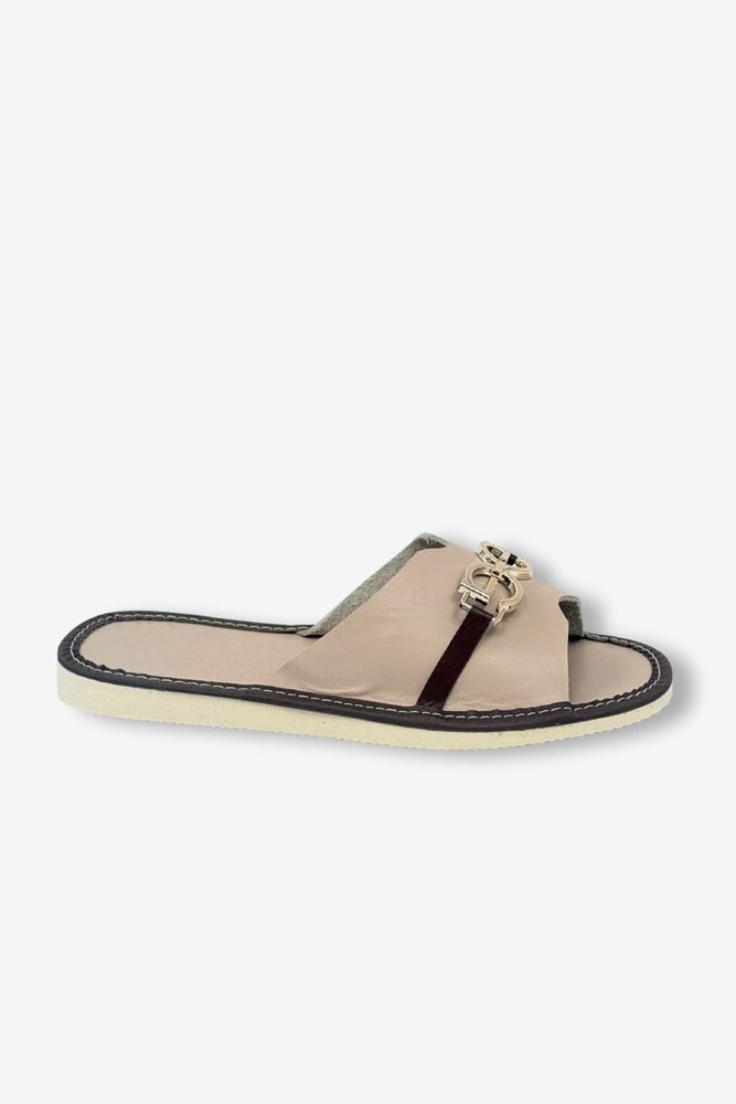 Шкіряні шльопанці саморобні з вишивкою квітів