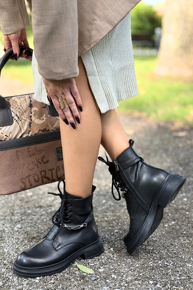 Damskie czarne trapery skórzane z modnym detalem łańcucha