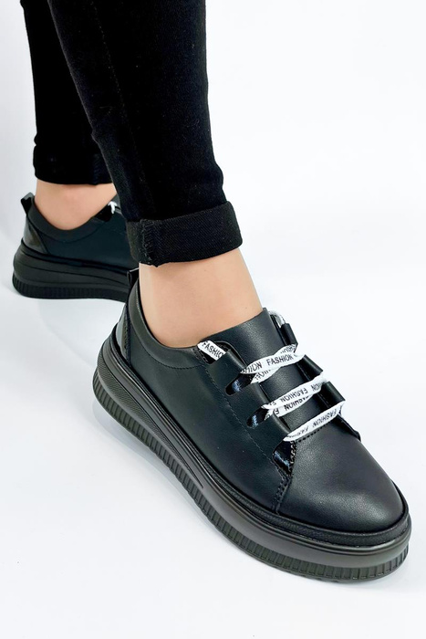 Skórzane półbuty czarne sznurowanej na grubej platformie