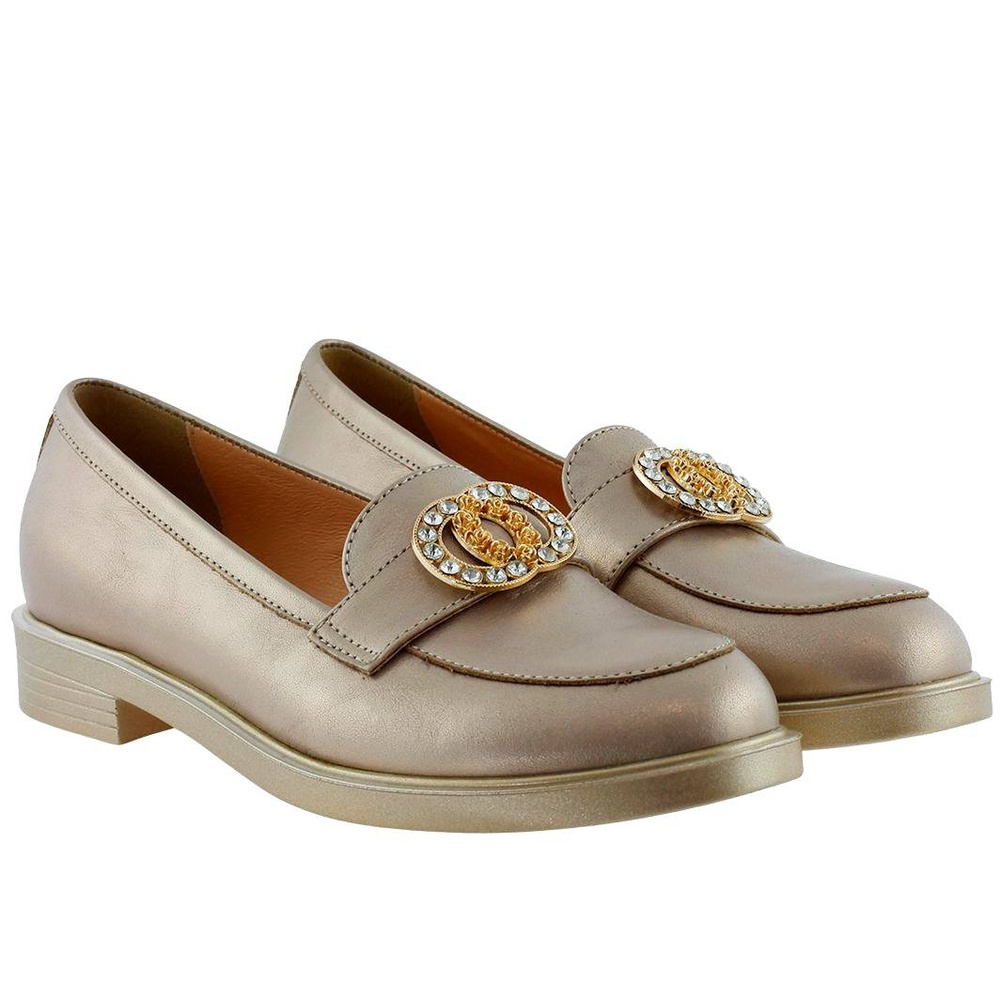 Beżowe skórzane mokasyny z metalową broszką Arka
