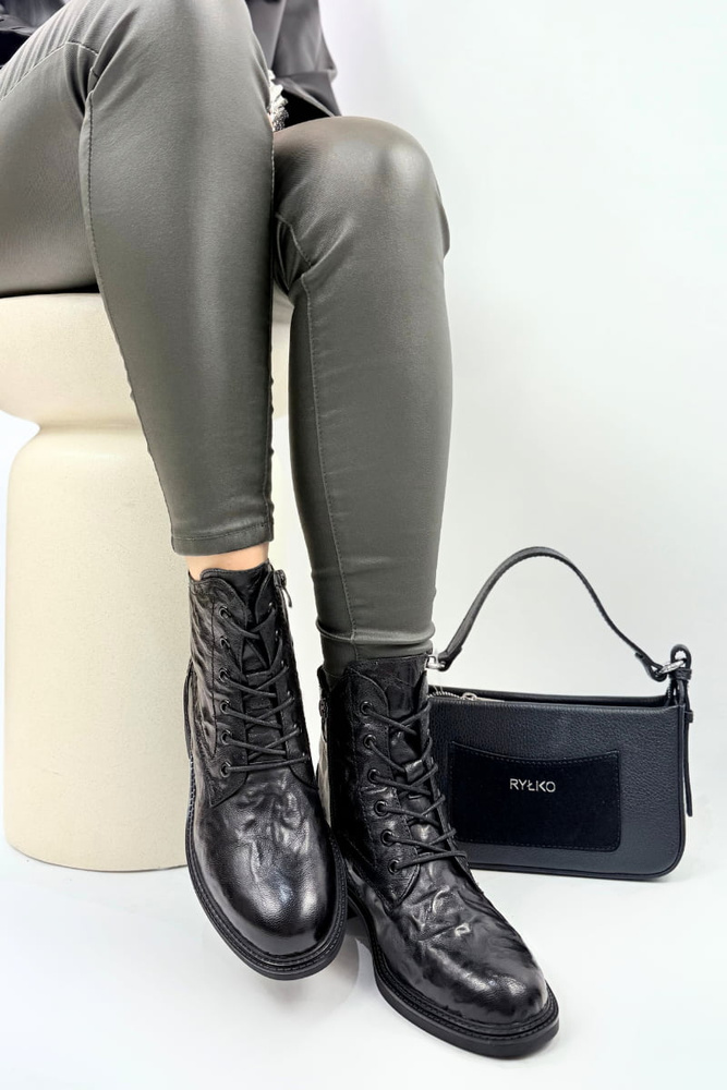 Чорні жіночі шкіряні ботильйони на товстій платформі зі шнурівкою 