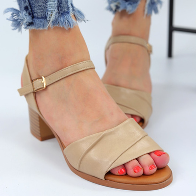 Beżowe sandały na obcasie T. Sokolski