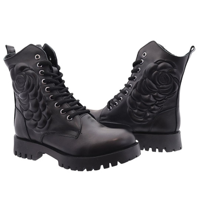 Trapery damskie skórzane z ozdobną różą na cholewce czarne 