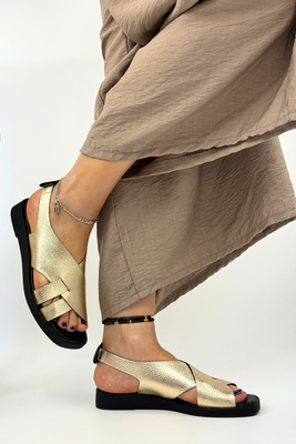 Білі босоніжки на танкетці з екошкіри 