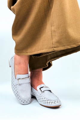 Модні сріблясті ажурні мокасини з декоративною пряжкою 