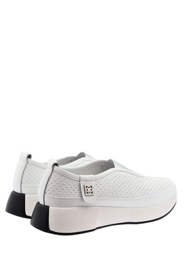 Białe półbuty skórzane perforowane wsuwane z gumką