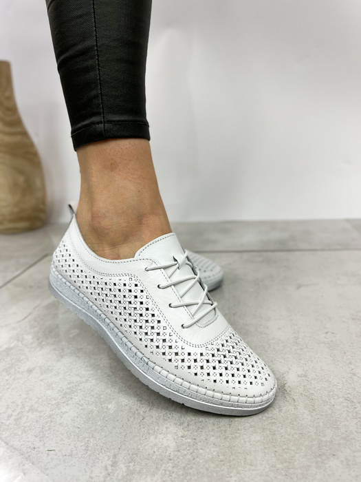 Skórzane białe półbuty ażurowe płaskie