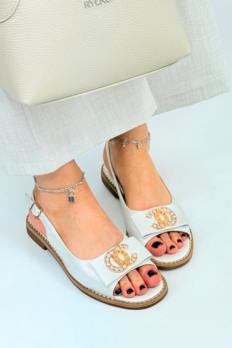 Жіночі бежеві босоніжки з перфорованою колодкою