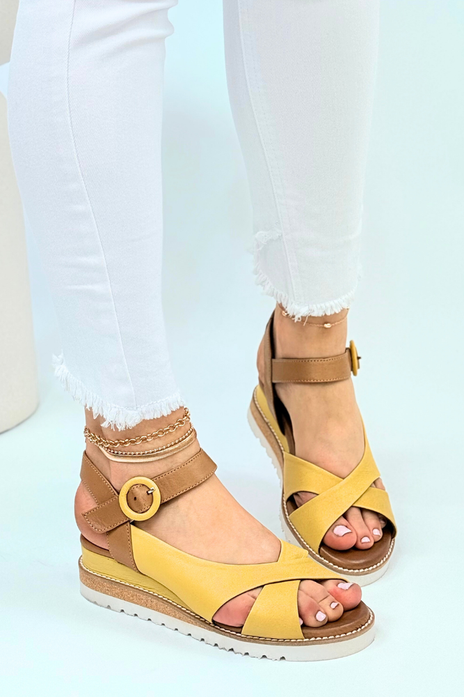 Żółte sandały damskie skórzane na koturnie