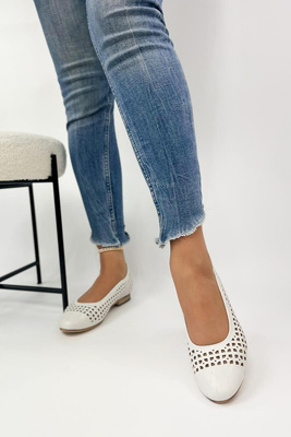 Стильні білі ажурні балетки на невисокому каблуці 