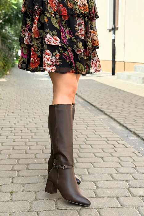 Чорні чоботи на колодці з тонким декором