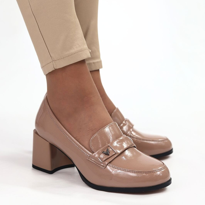 Бежеві лаковані туфлі з колодкою Vinceza