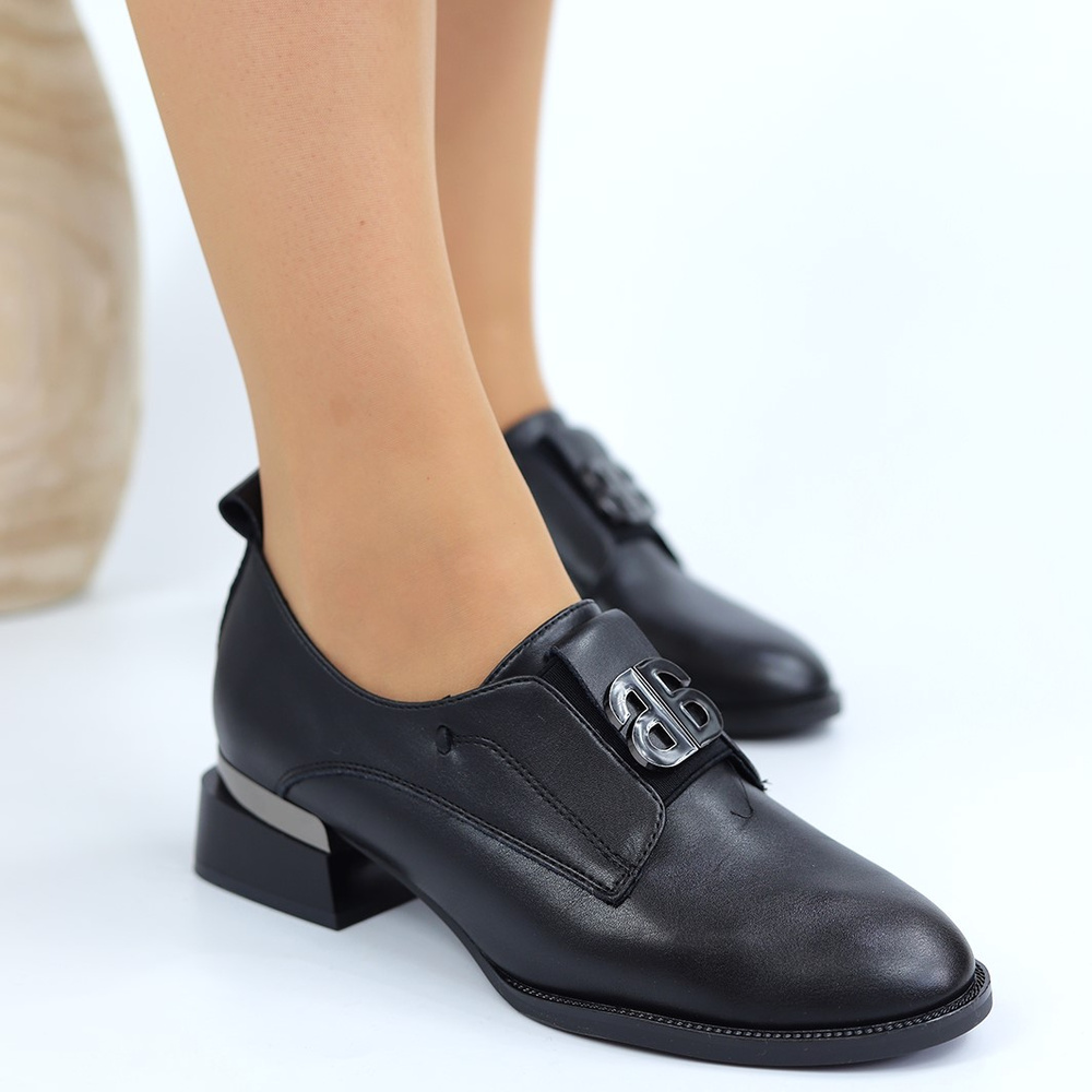 Чорні шкіряні туфлі на низькому каблуці з декором 