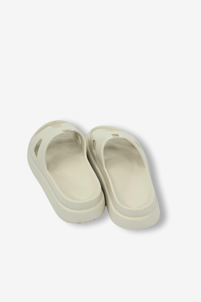 Beżowe damskie klapki gumowe z płaską antypoślizgową podeszwą