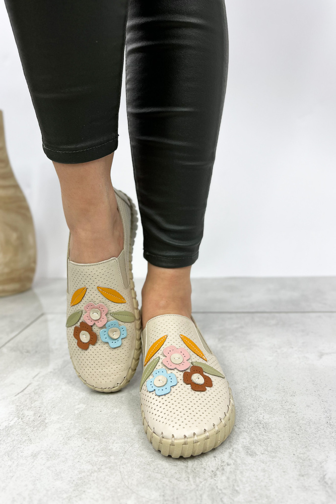 Półbuty skórzane perforowane w kwiatki płaskie