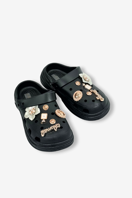 Klapki basenowe czarne z aplikacjami na grubej podeszwie