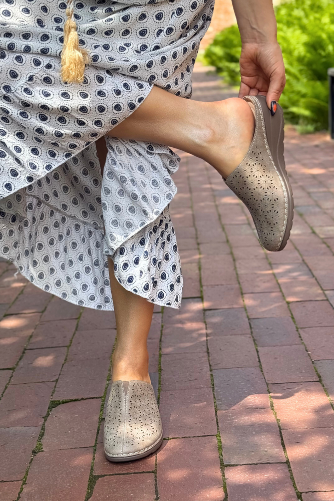 Khaki klapki damskie ażurowe kryte na koturnie 