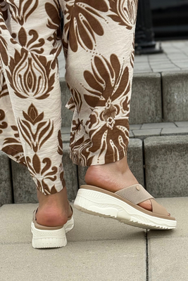 Lekkie beżowe klapki na koturnie z platformą