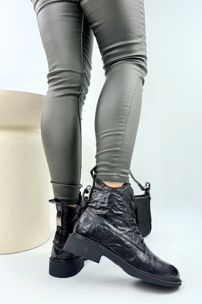 Чорні жіночі шкіряні ботильйони на товстій платформі зі шнурівкою 