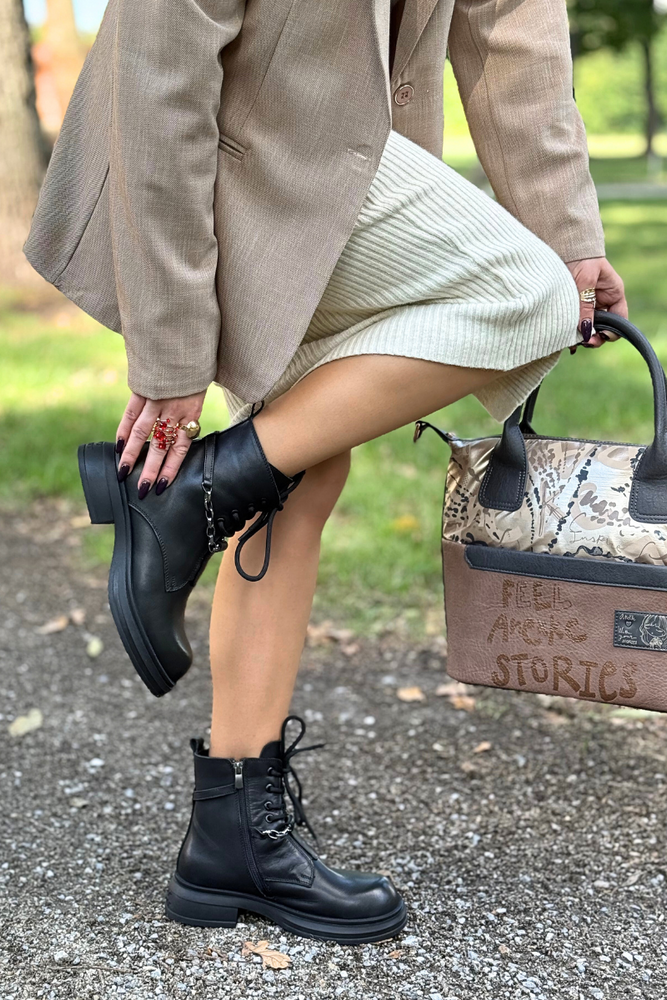 Damskie czarne trapery skórzane z modnym detalem łańcucha