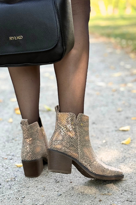 Złote botki z ekoskóry z motywem skóry węża na obcasie