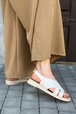 Klasyczne beżowe sandały płaskie