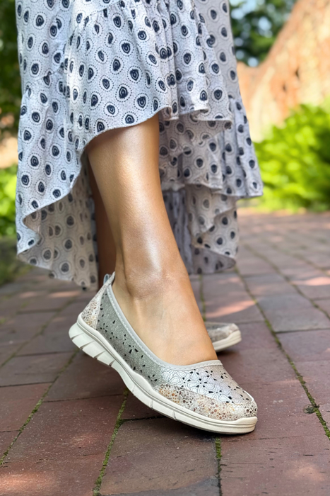 Złote baleriny skórzane ażurowe wsuwane płaskie