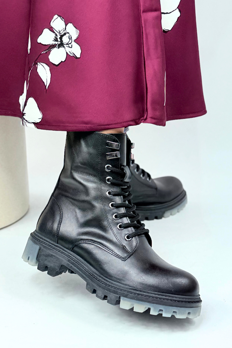 Чорні жіночі шкіряні ботильйони на товстій платформі зі шнурівкою