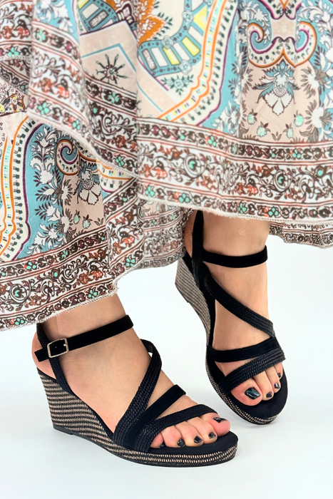 Коньячні босоніжки на танкетці Tamaris