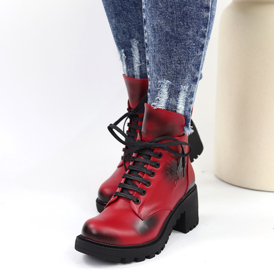 Botki skórzane czerwone z ozdobnym liściem na klocku sznurowane