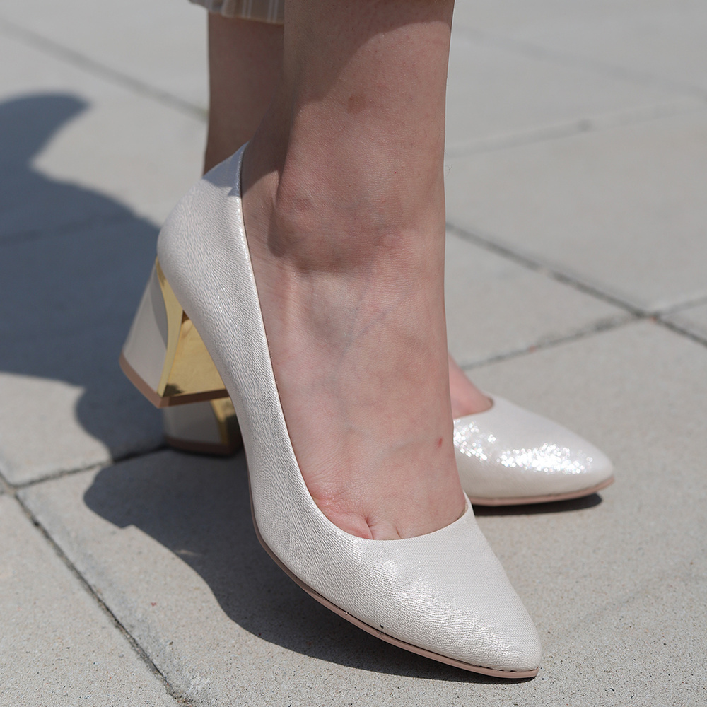 Czółenka złote na złotym klocku Dantex