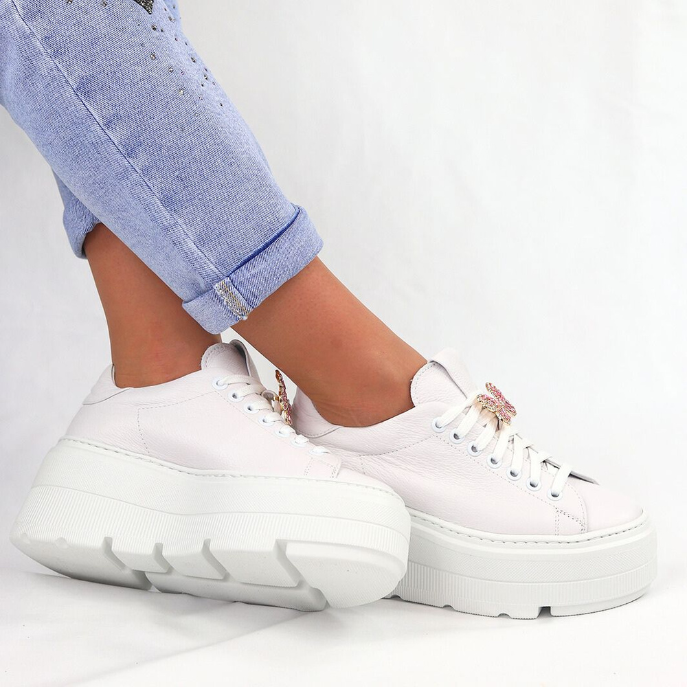 Sneakersy skórzane białe z motylkiem na sznurówkach Nobo