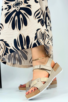 Beżowo złote sandały skórzane na koturnie Wasak