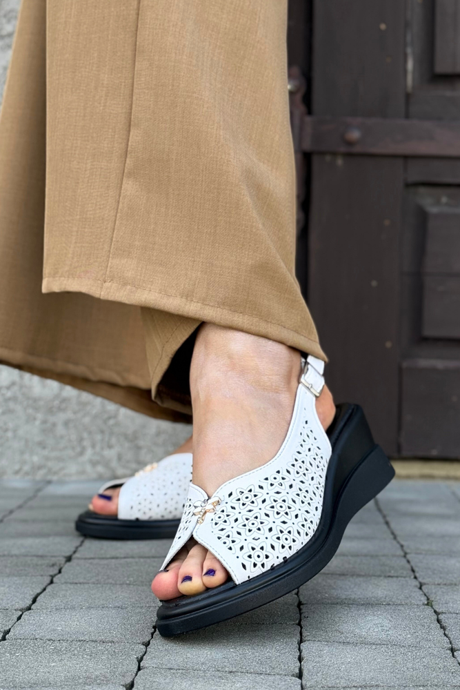 Białe skórzane ażurowe sandały na koturnie